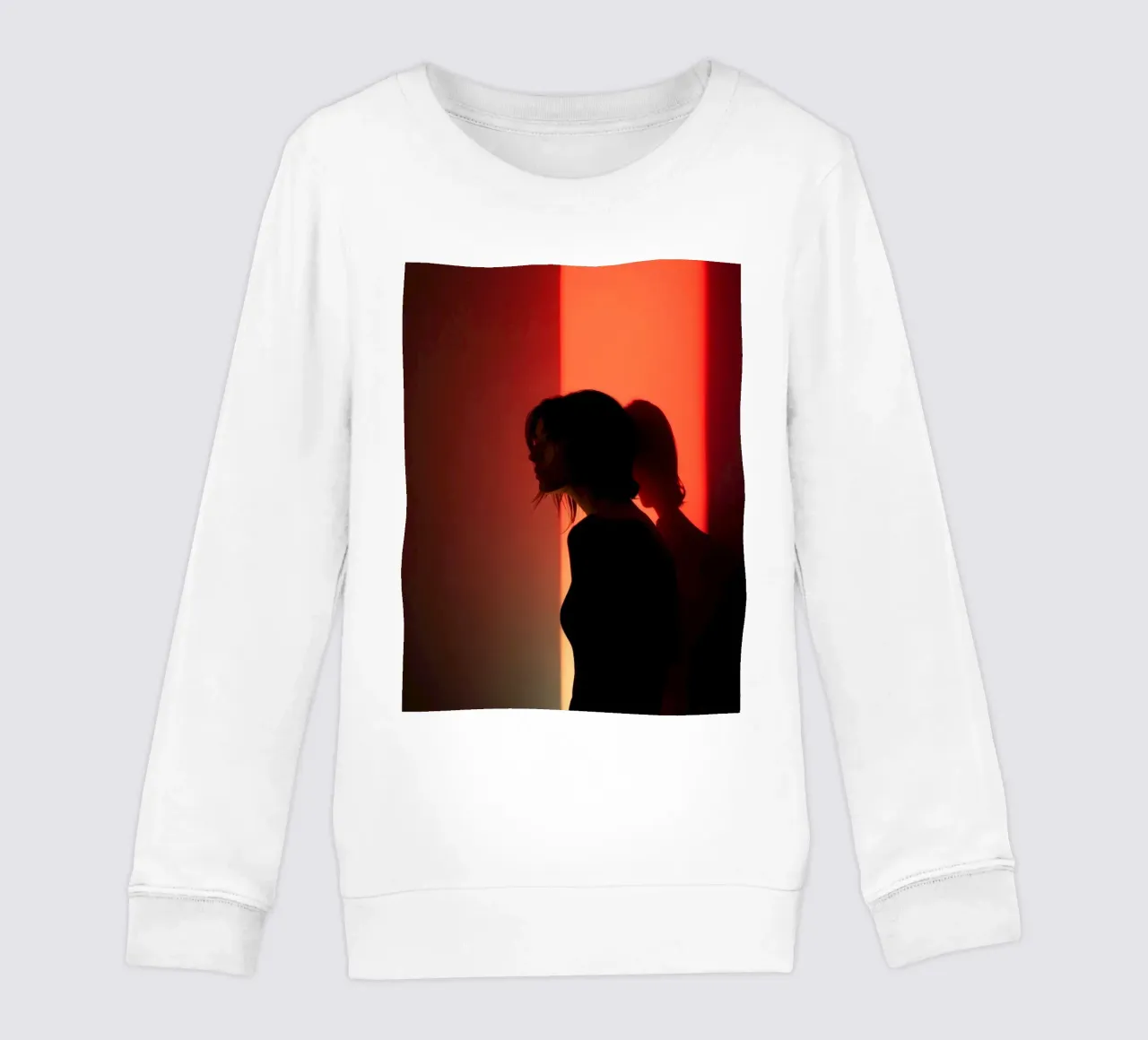 Silueta de una mujer en la luz tenue con fondo de colores sudadera para niño de DesignDoodle