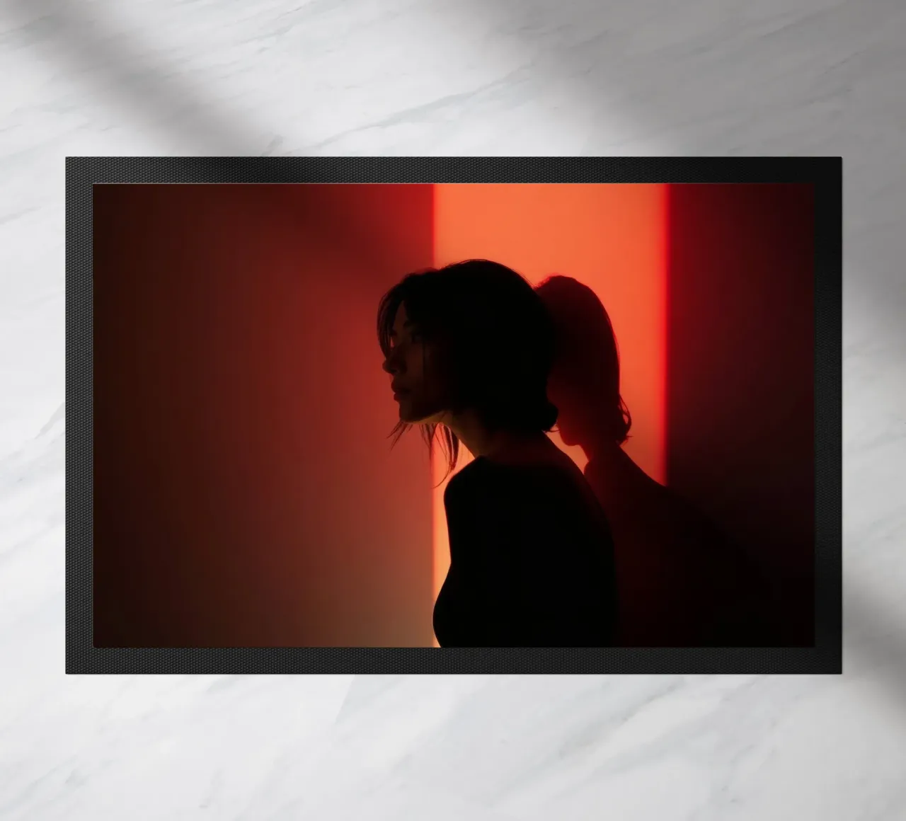Silhouette d'une femme dans une lumière tamisée sur fond coloré paillasson de DesignDoodle