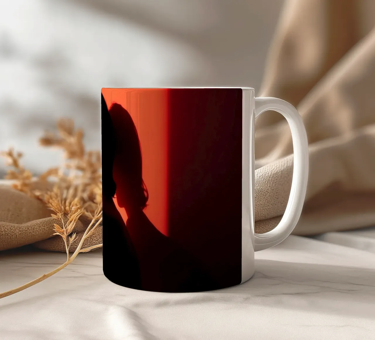 Silhouet van een vrouw in schemerig licht met kleurrijke achtergrond keramische mok van DesignDoodle