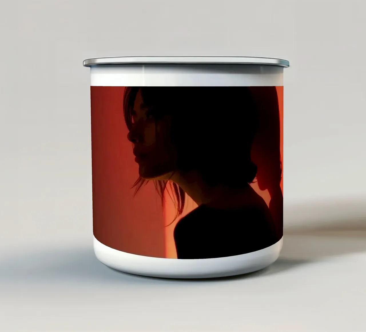 Silhouette di una donna in penombra con sfondo colorato tazza in smalto da DesignDoodle