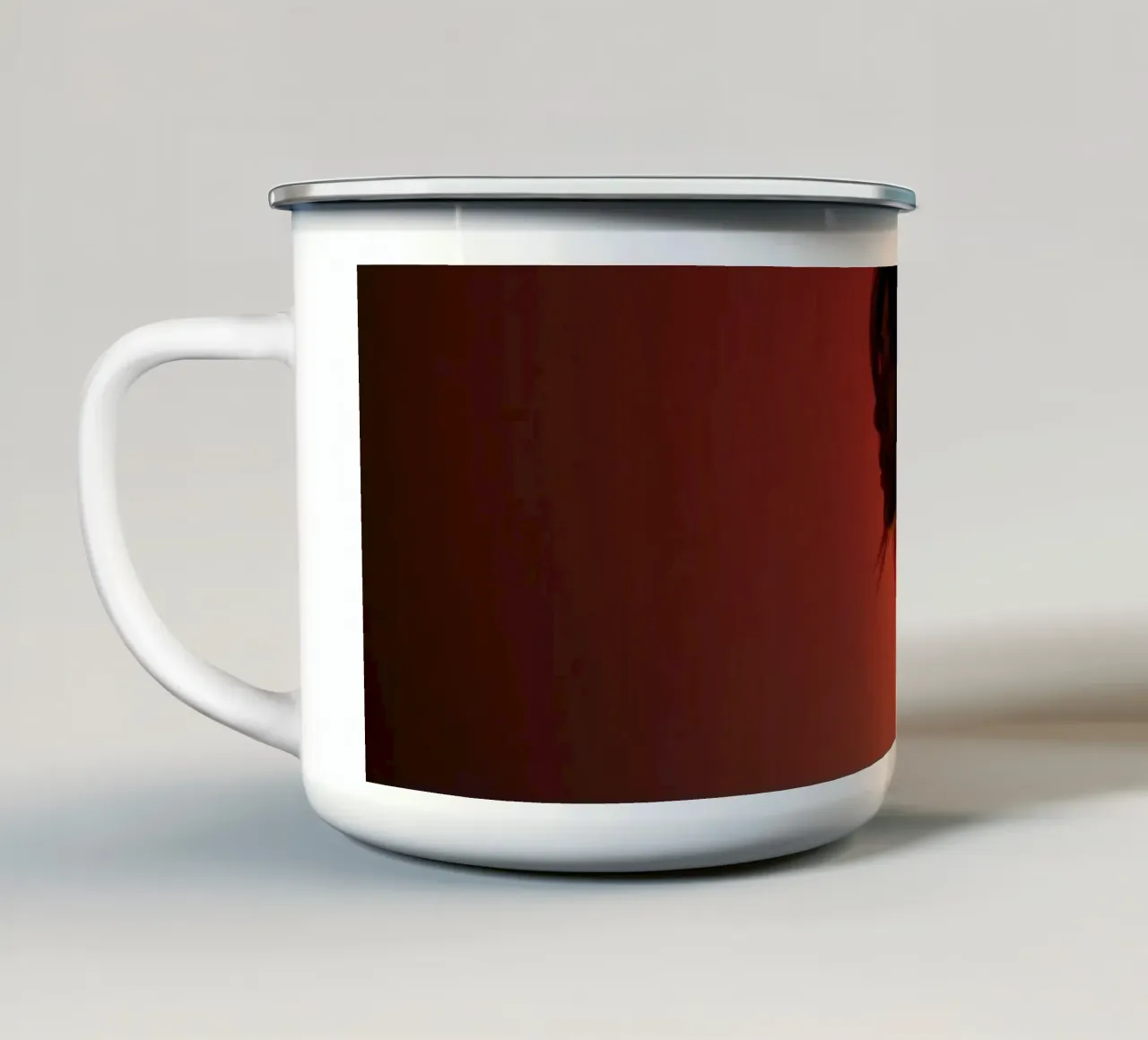 Silhouette di una donna in penombra con sfondo colorato tazza in smalto da DesignDoodle