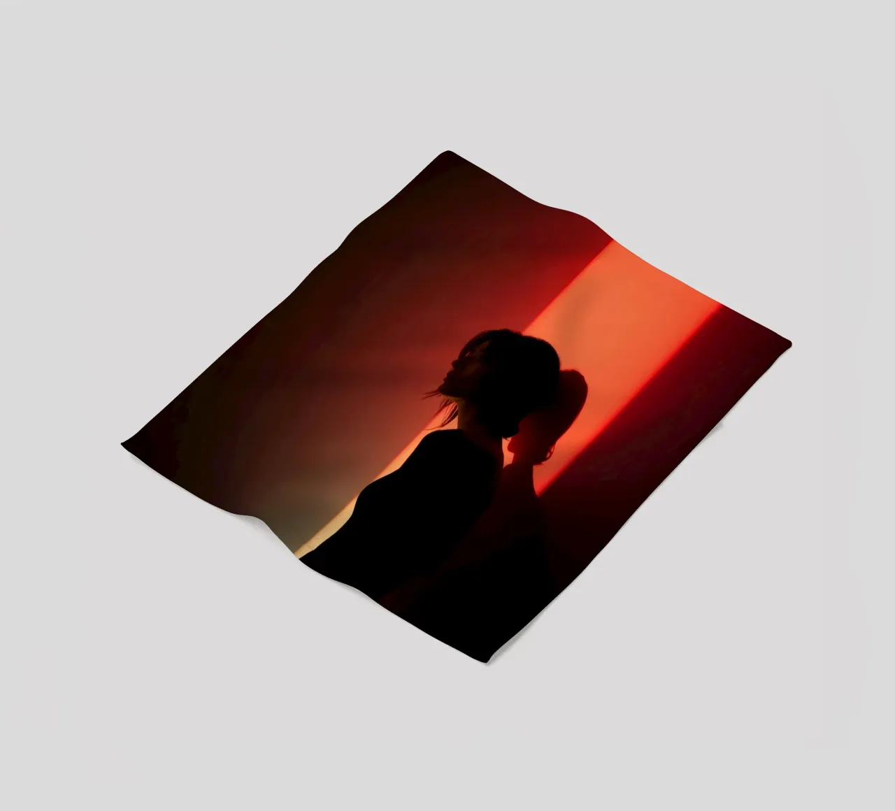 Silhouette d'une femme dans une lumière tamisée sur fond coloré plaid polaire de DesignDoodle