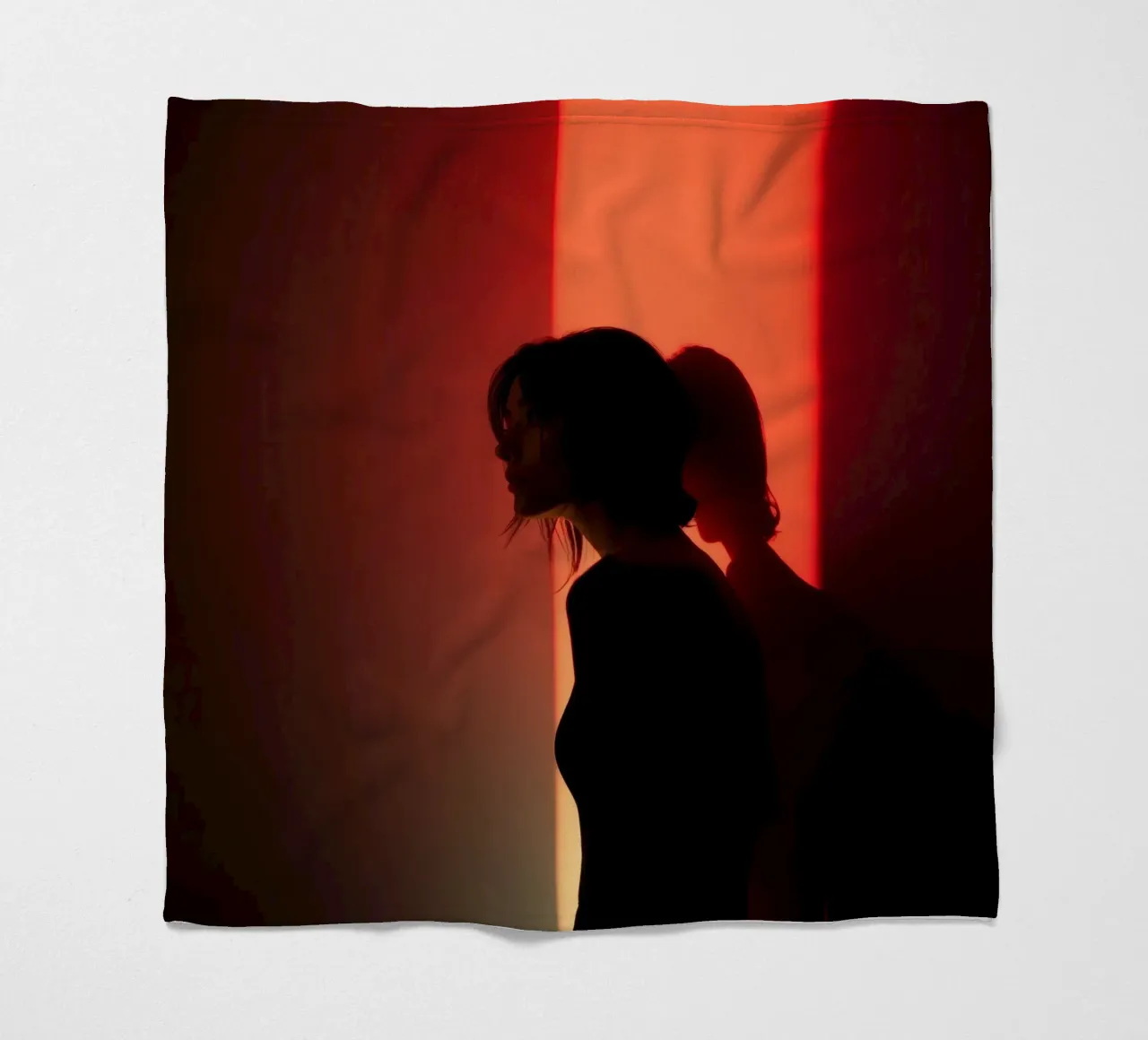 Silhouette d'une femme dans une lumière tamisée sur fond coloré plaid polaire de DesignDoodle