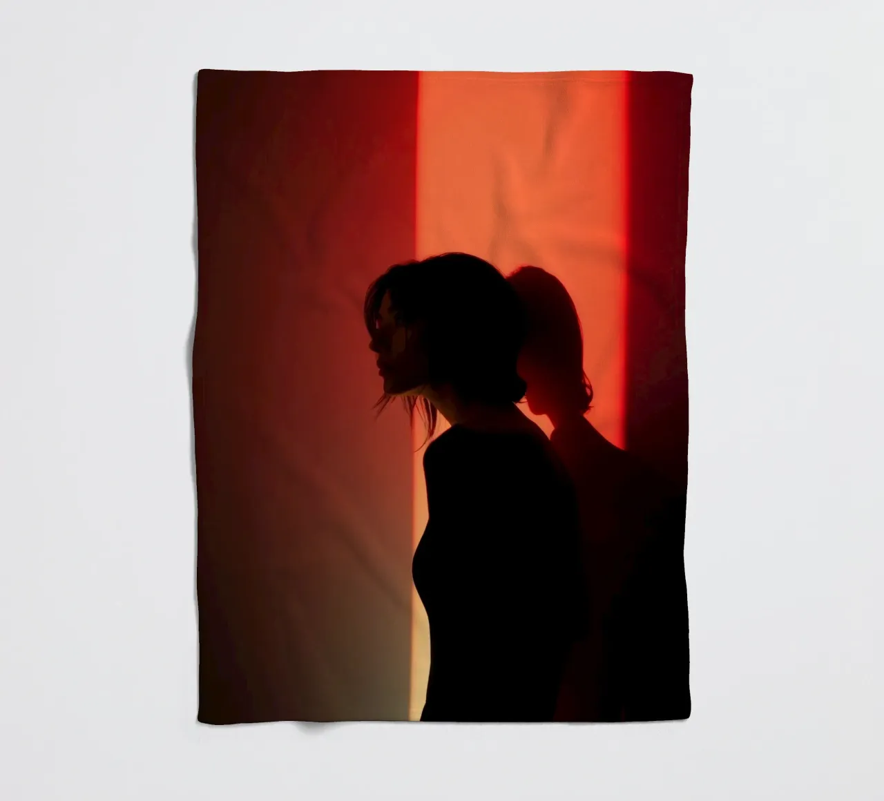 Silhouette d'une femme dans une lumière tamisée sur fond coloré plaid polaire de DesignDoodle