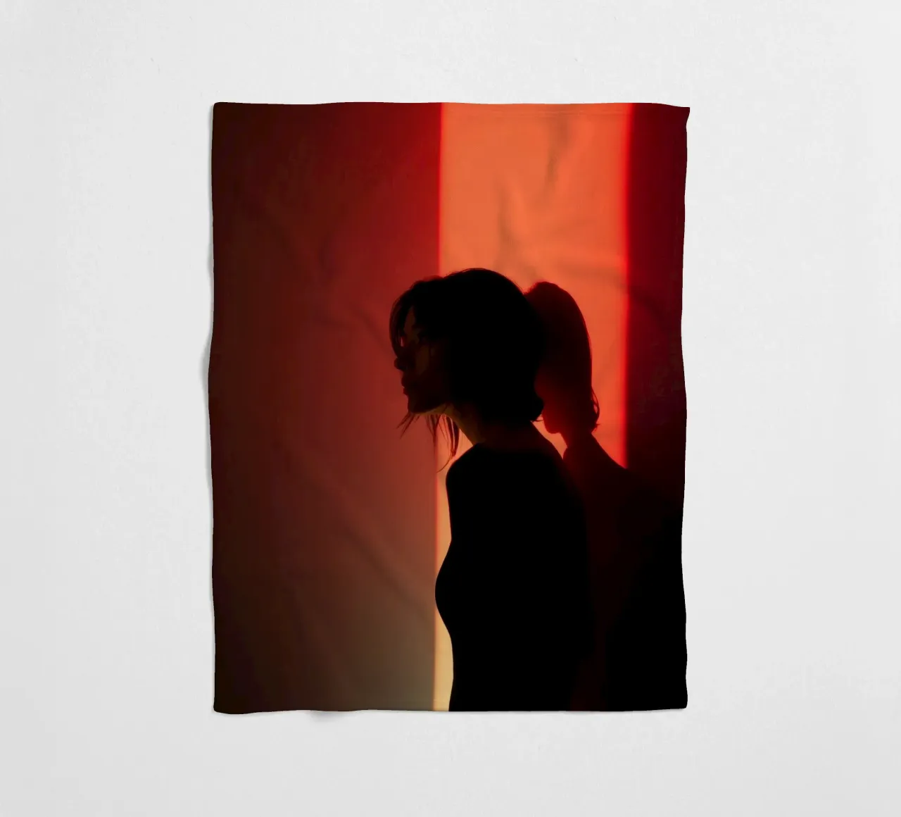 Silhouette d'une femme dans une lumière tamisée sur fond coloré plaid polaire de DesignDoodle