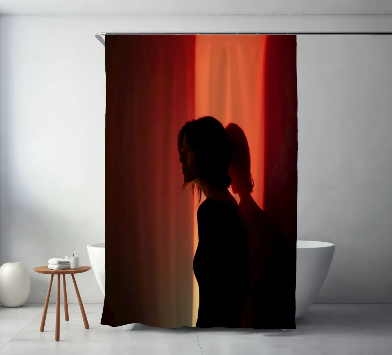 Silhouette einer Frau im gedämpften Licht mit buntem Hintergrund Duschvorhang von DesignDoodle