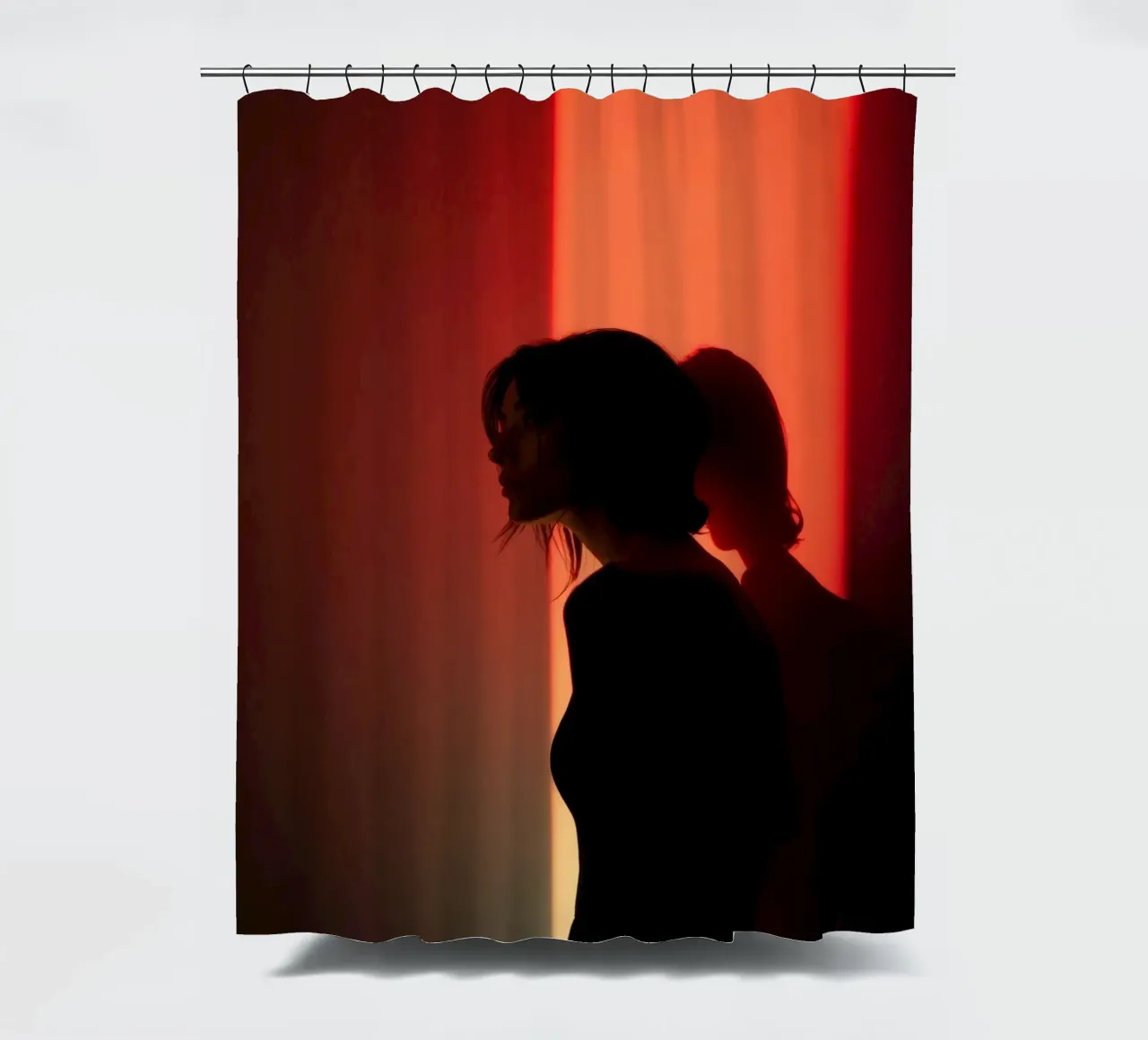 Silhouette einer Frau im gedämpften Licht mit buntem Hintergrund Duschvorhang von DesignDoodle