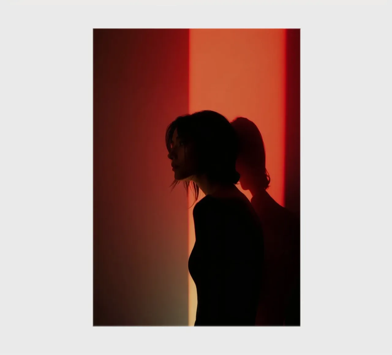 Silhouette d'une femme dans une lumière tamisée sur fond coloré carnet de notes de DesignDoodle