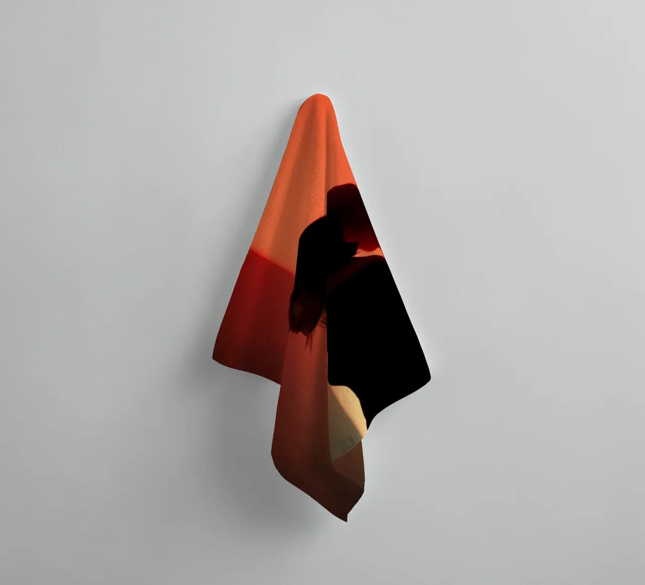 Silhouette d'une femme dans une lumière tamisée sur fond coloré serviette de bain de DesignDoodle