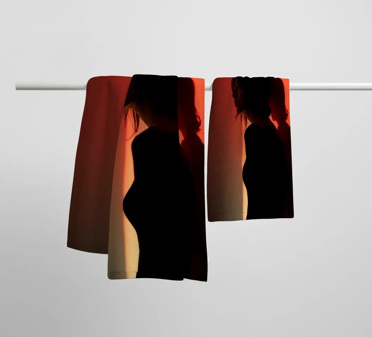 Silhouette d'une femme dans une lumière tamisée sur fond coloré serviette de bain de DesignDoodle