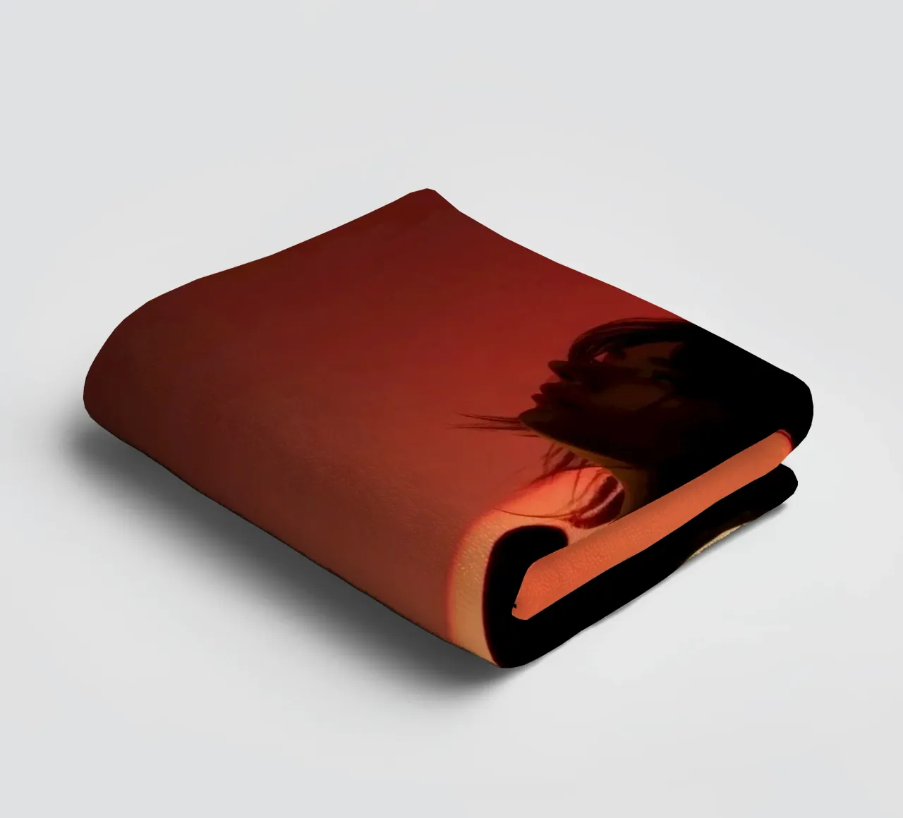 Silhouette d'une femme dans une lumière tamisée sur fond coloré serviette de bain de DesignDoodle