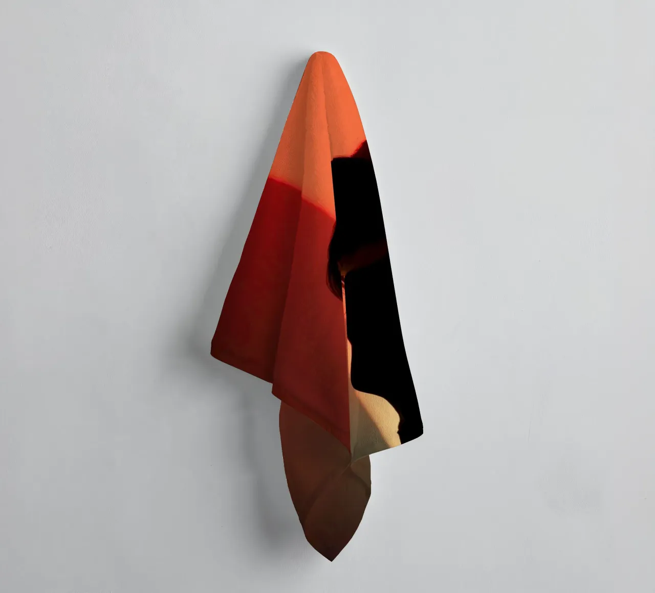 Silhouette d'une femme dans une lumière tamisée sur fond coloré serviette de bain de DesignDoodle