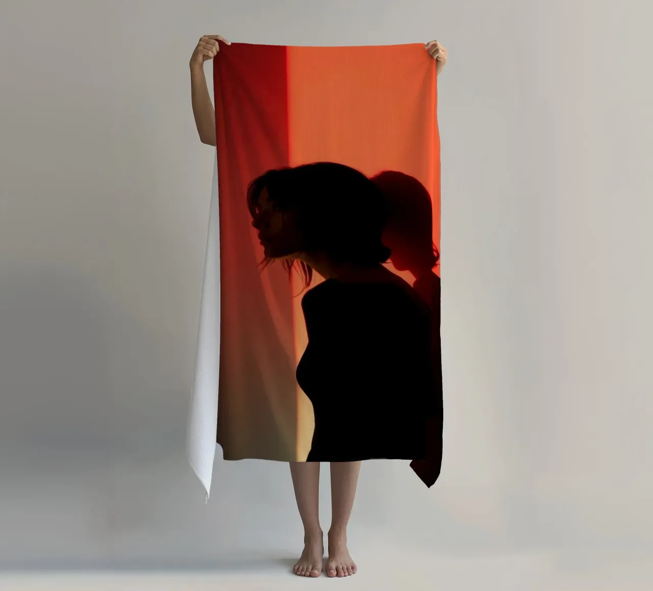 Silhouette d'une femme dans une lumière tamisée sur fond coloré serviette de plage de DesignDoodle