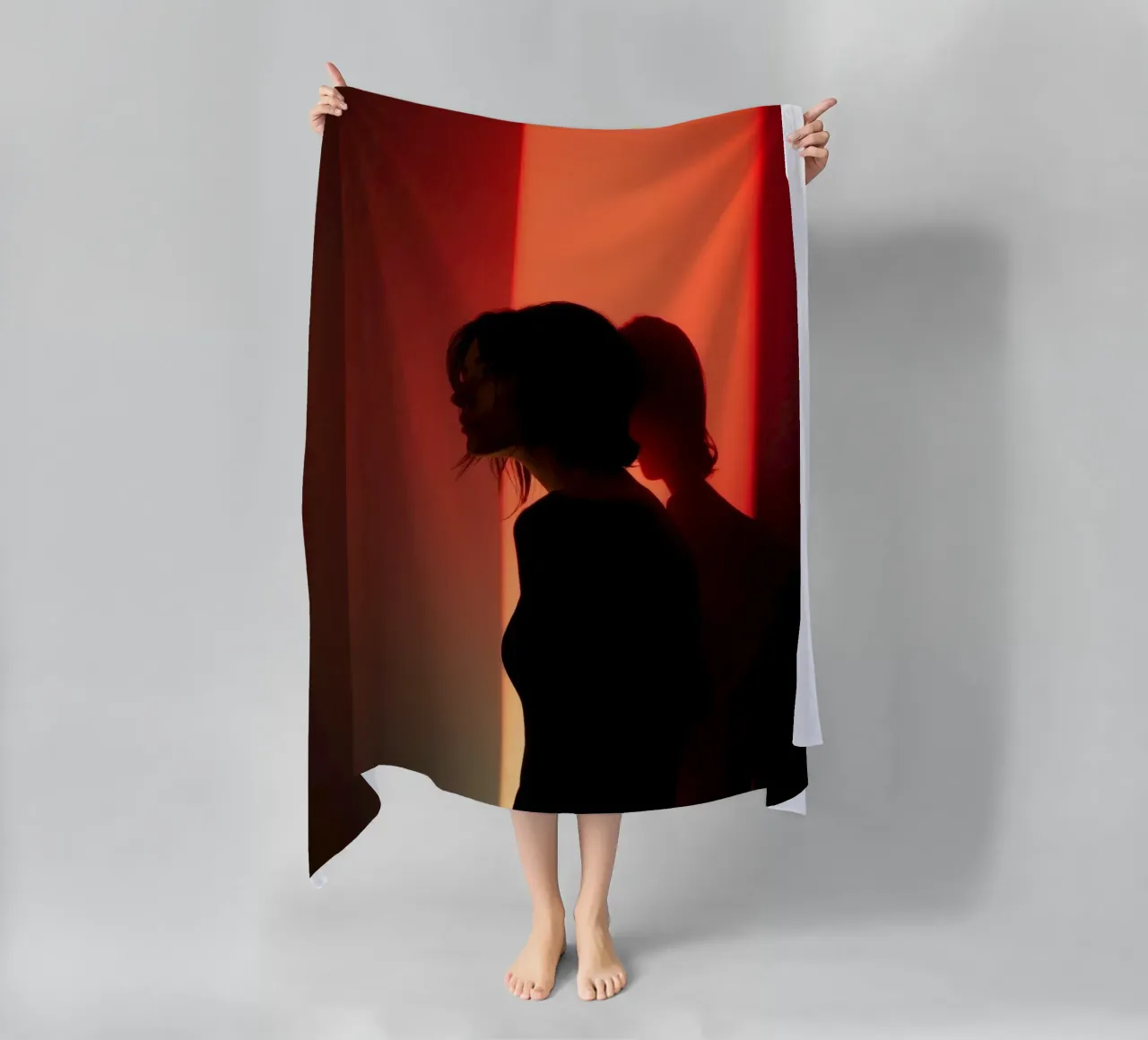 Silhouette d'une femme dans une lumière tamisée sur fond coloré serviette de plage de DesignDoodle