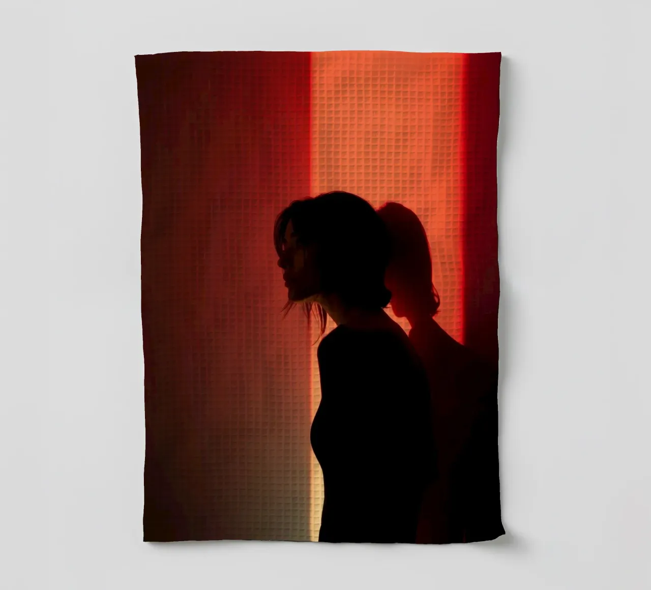 Silhouette d'une femme dans une lumière tamisée sur fond coloré torchon de DesignDoodle
