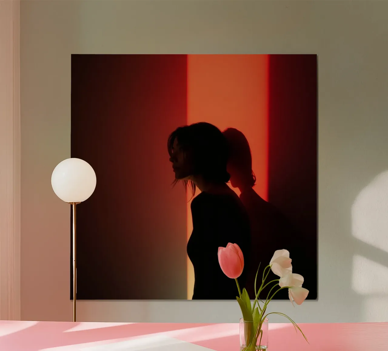 Silhouette d'une femme dans une lumière tamisée sur fond coloré hahnemühle de DesignDoodle