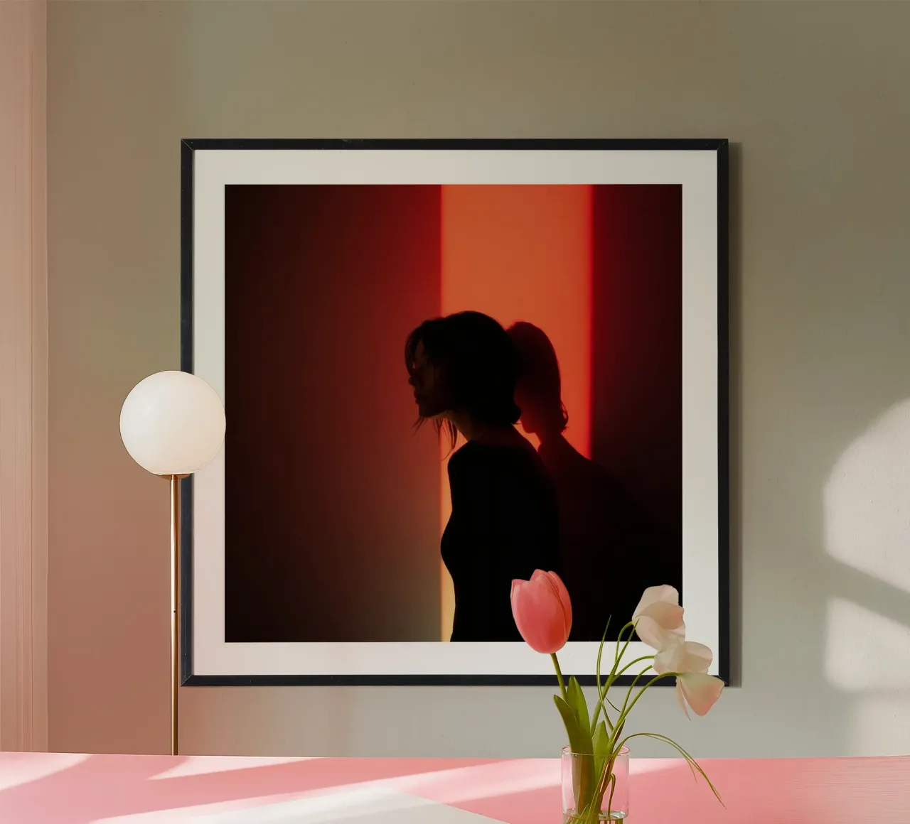 Silhouette d'une femme dans une lumière tamisée sur fond coloré hahnemühle de DesignDoodle