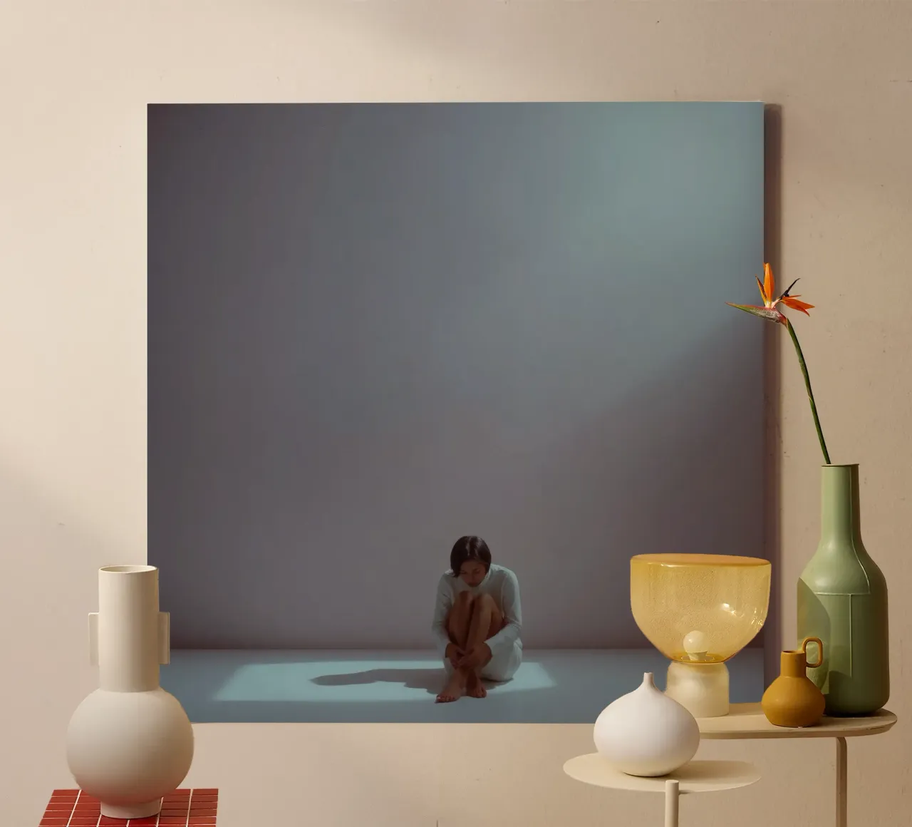 Jonge vrouw zit nadenkend in schemerige ruimte, na te denken canvas met Baklijst van DesignDoodle