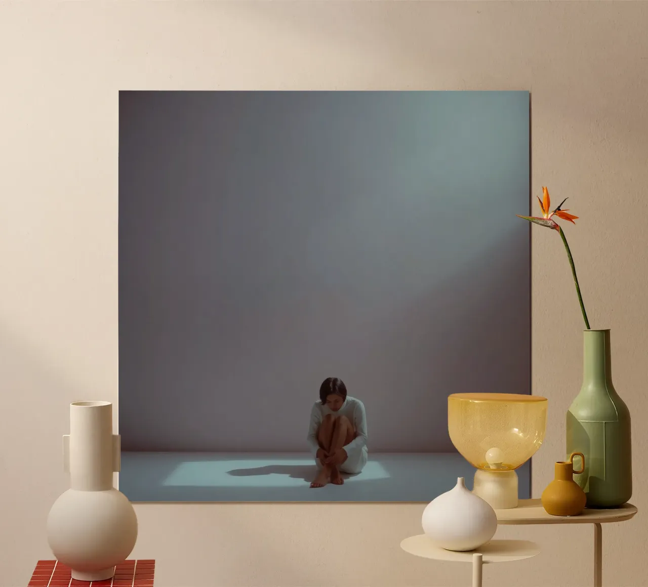 Una giovane donna siede pensierosa in uno spazio scarsamente illuminato, riflettendo poster con telaio in plastica da DesignDoodle
