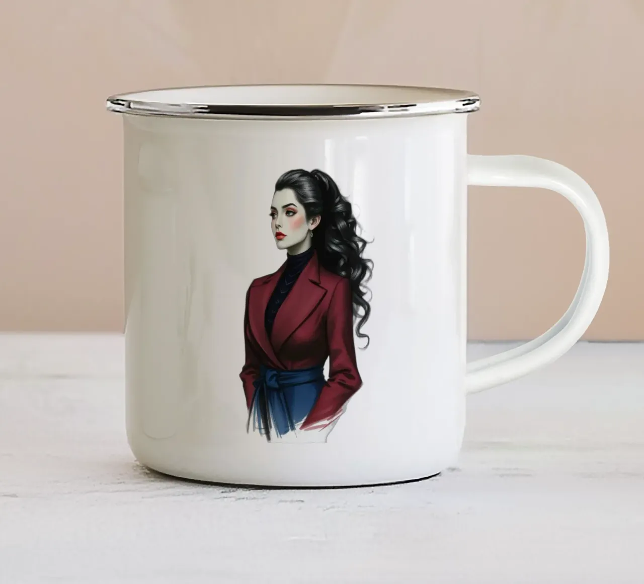 Frau in modischem Outfit posiert selbstbewusst mit lockigem Haar Emaille Tasse von DesignDoodle
