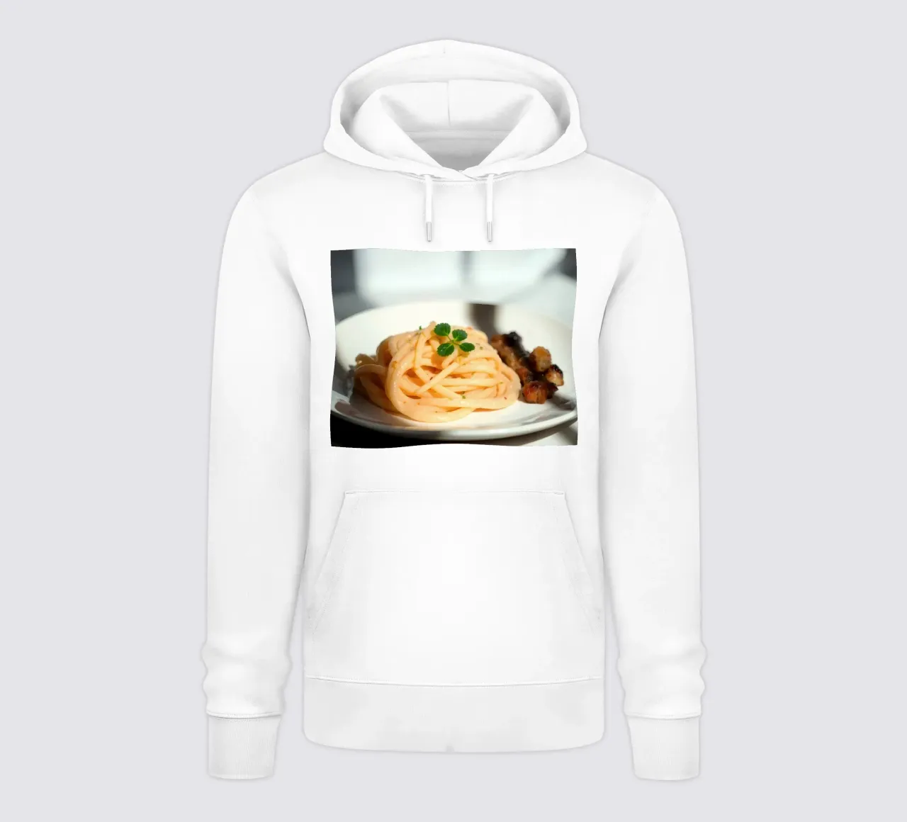 Deliziosa pasta cremosa servita su un piatto con verdure grigliate felpa con cappuccio da DesignDoodle