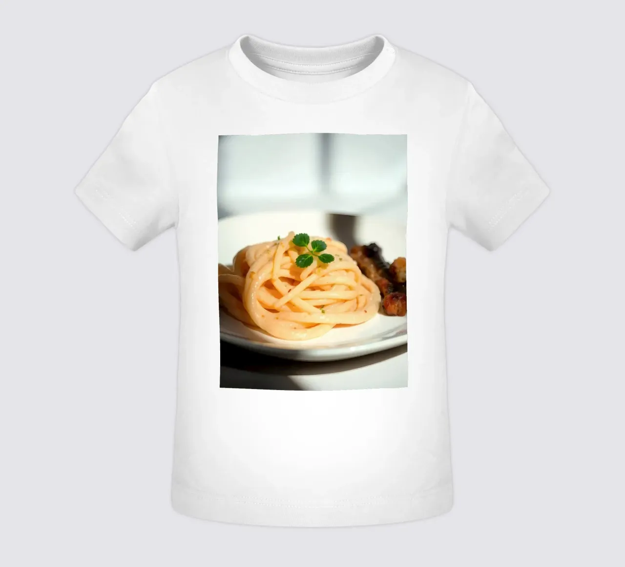 Deliziosa pasta cremosa servita su un piatto con verdure grigliate maglietta neonato da DesignDoodle