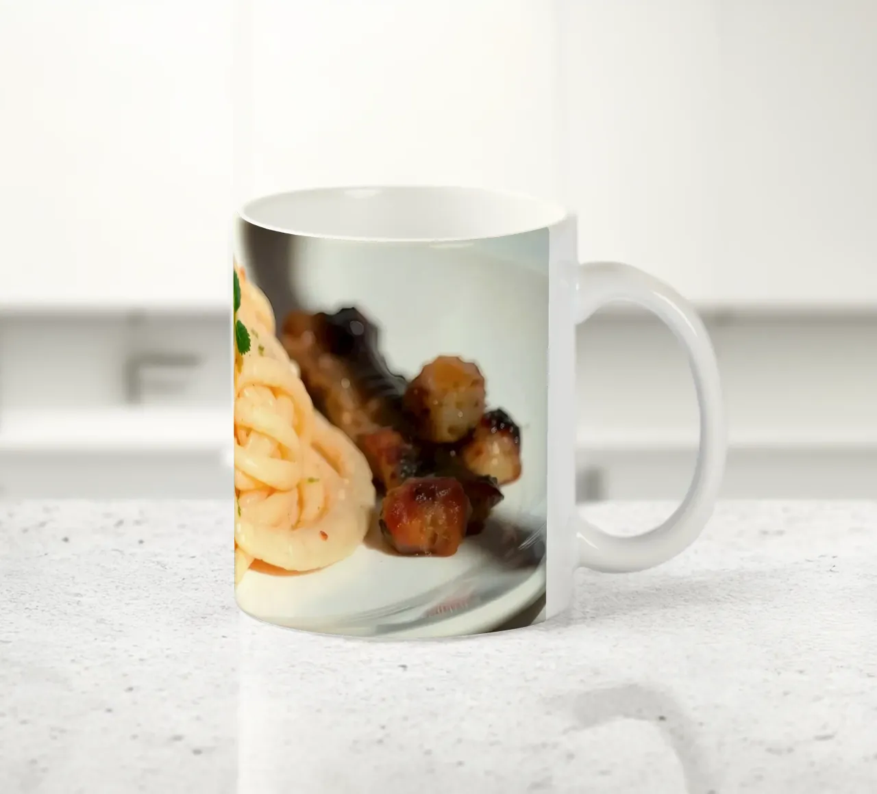 Deliziosa pasta cremosa servita su un piatto con verdure grigliate tazza in ceramica da DesignDoodle