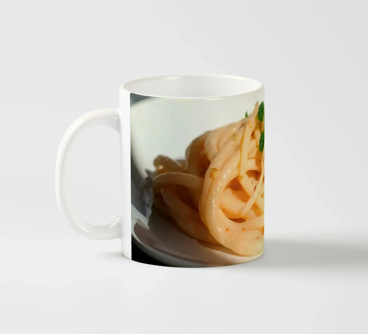 Deliziosa pasta cremosa servita su un piatto con verdure grigliate tazza in ceramica da DesignDoodle