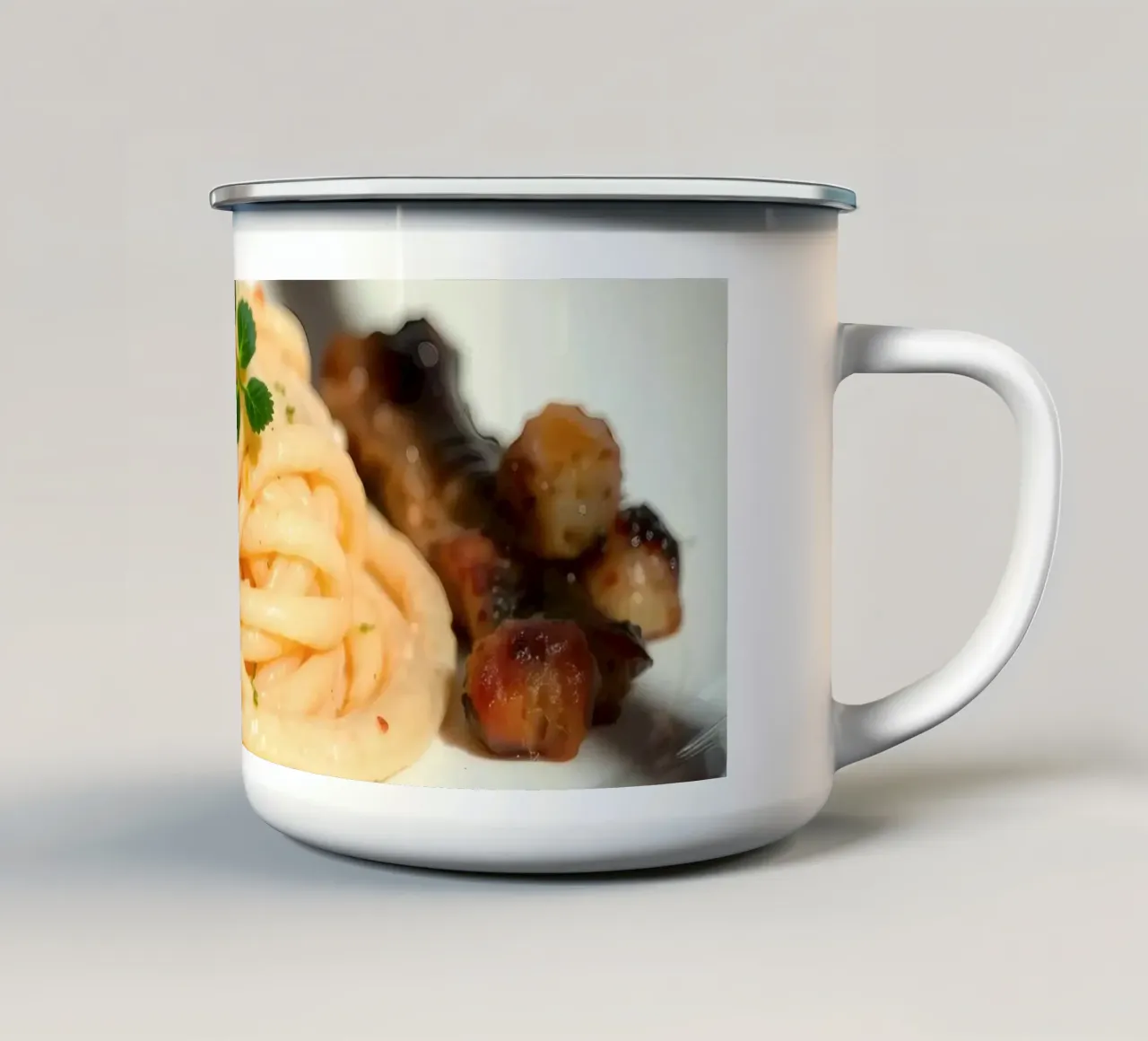 Deliziosa pasta cremosa servita su un piatto con verdure grigliate tazza in smalto da DesignDoodle