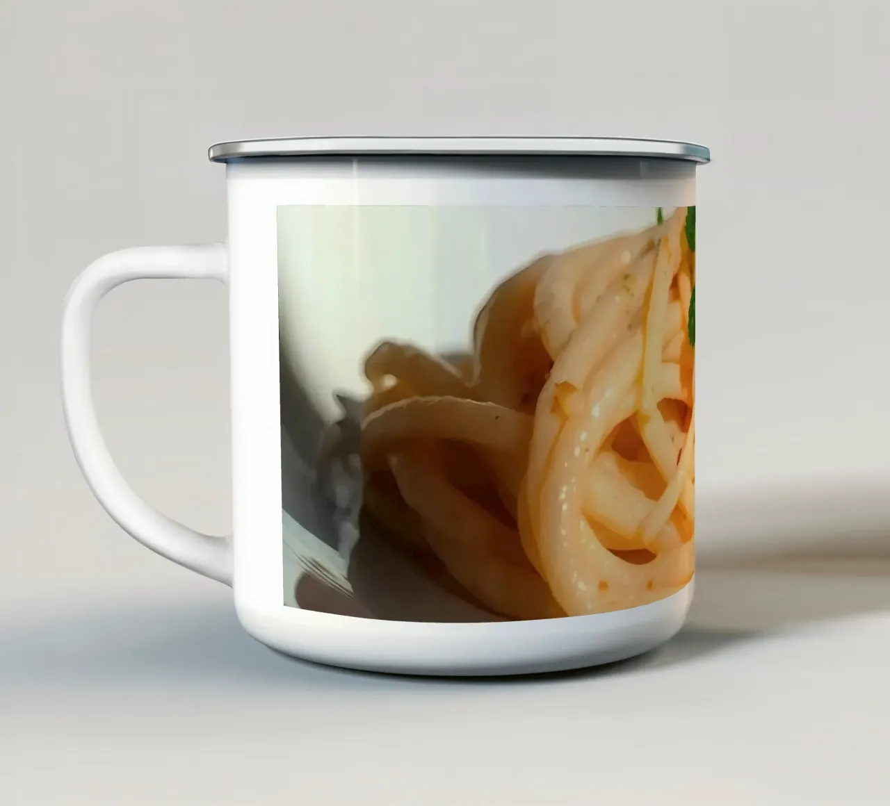 Deliziosa pasta cremosa servita su un piatto con verdure grigliate tazza in smalto da DesignDoodle