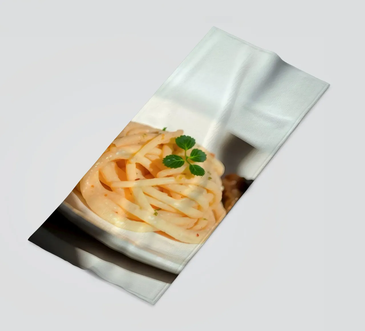 Deliziosa pasta cremosa servita su un piatto con verdure grigliate telo mare da DesignDoodle