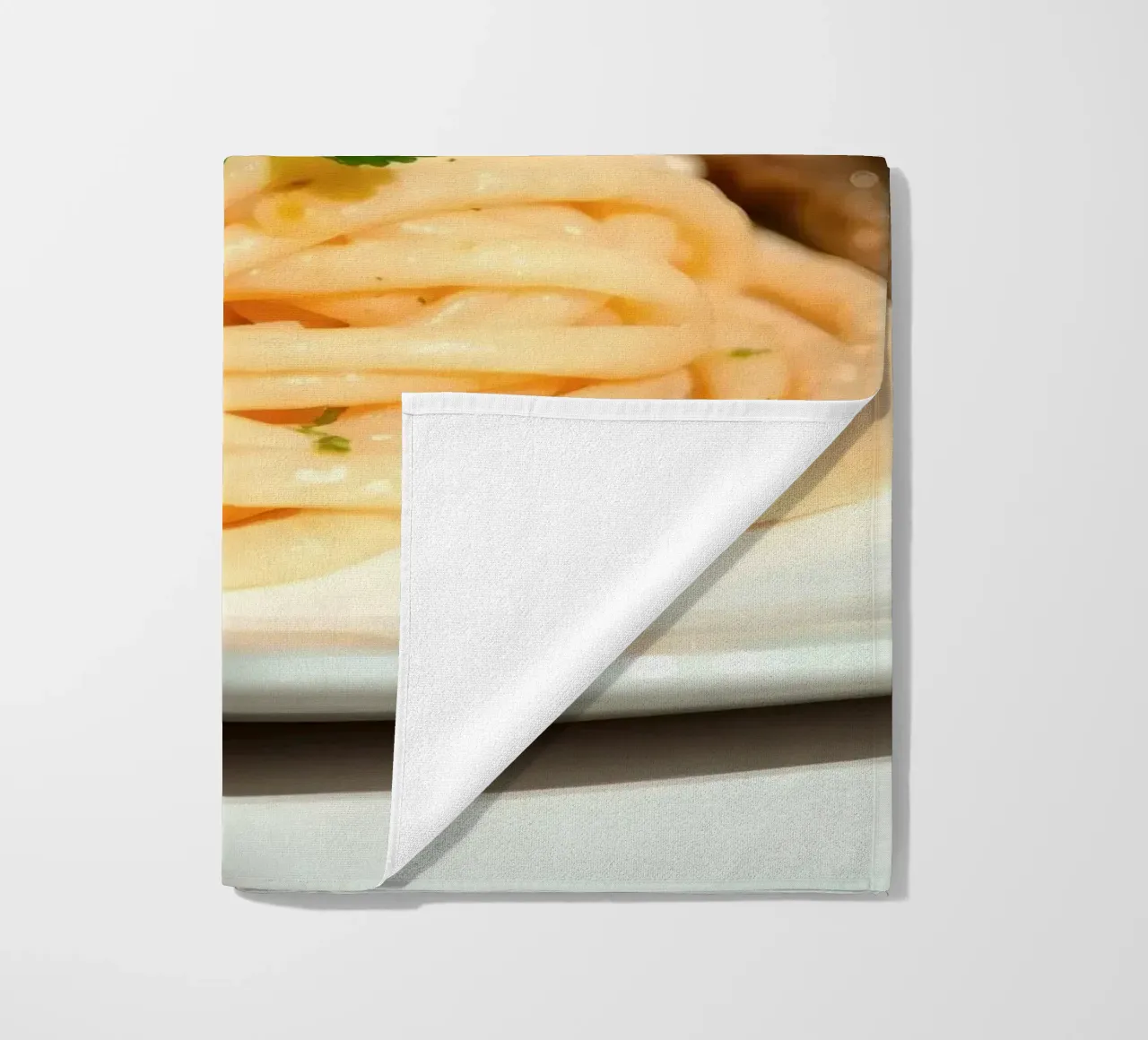 Deliziosa pasta cremosa servita su un piatto con verdure grigliate telo mare da DesignDoodle
