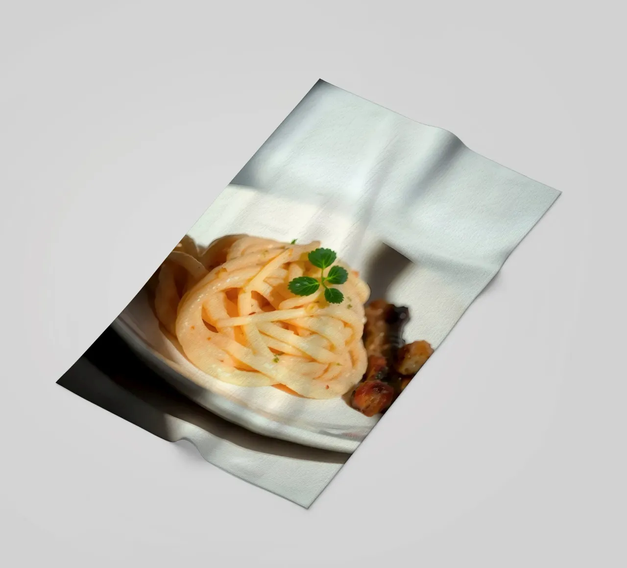 Deliziosa pasta cremosa servita su un piatto con verdure grigliate telo mare da DesignDoodle