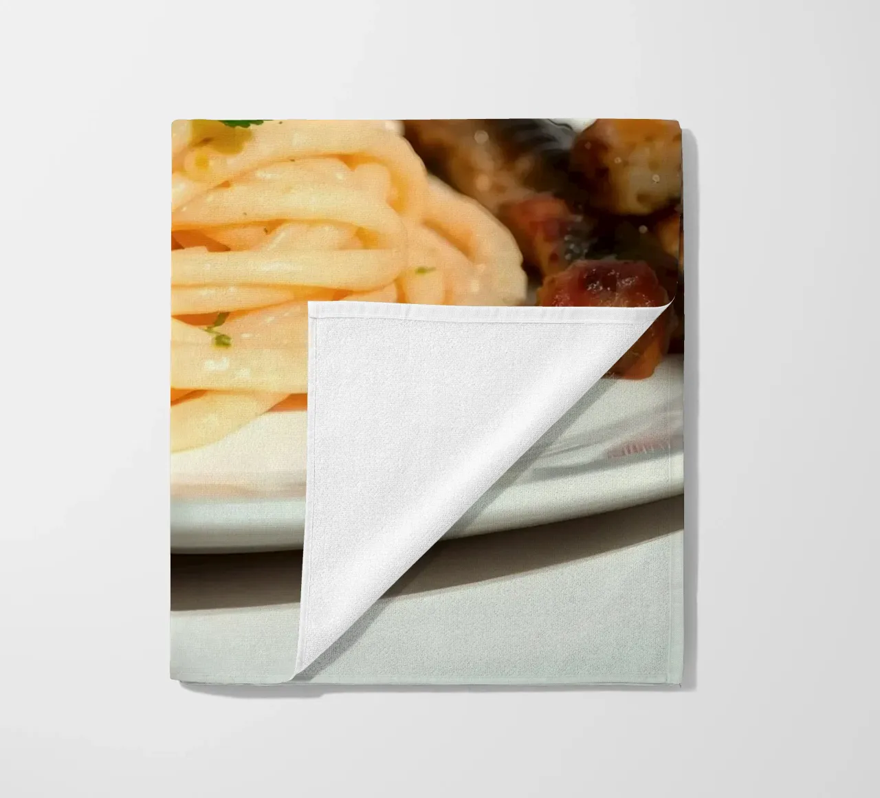 Deliziosa pasta cremosa servita su un piatto con verdure grigliate telo mare da DesignDoodle