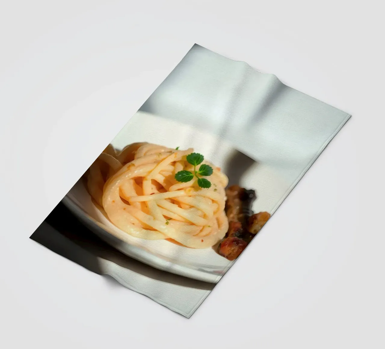 Deliziosa pasta cremosa servita su un piatto con verdure grigliate coperta in pile da DesignDoodle
