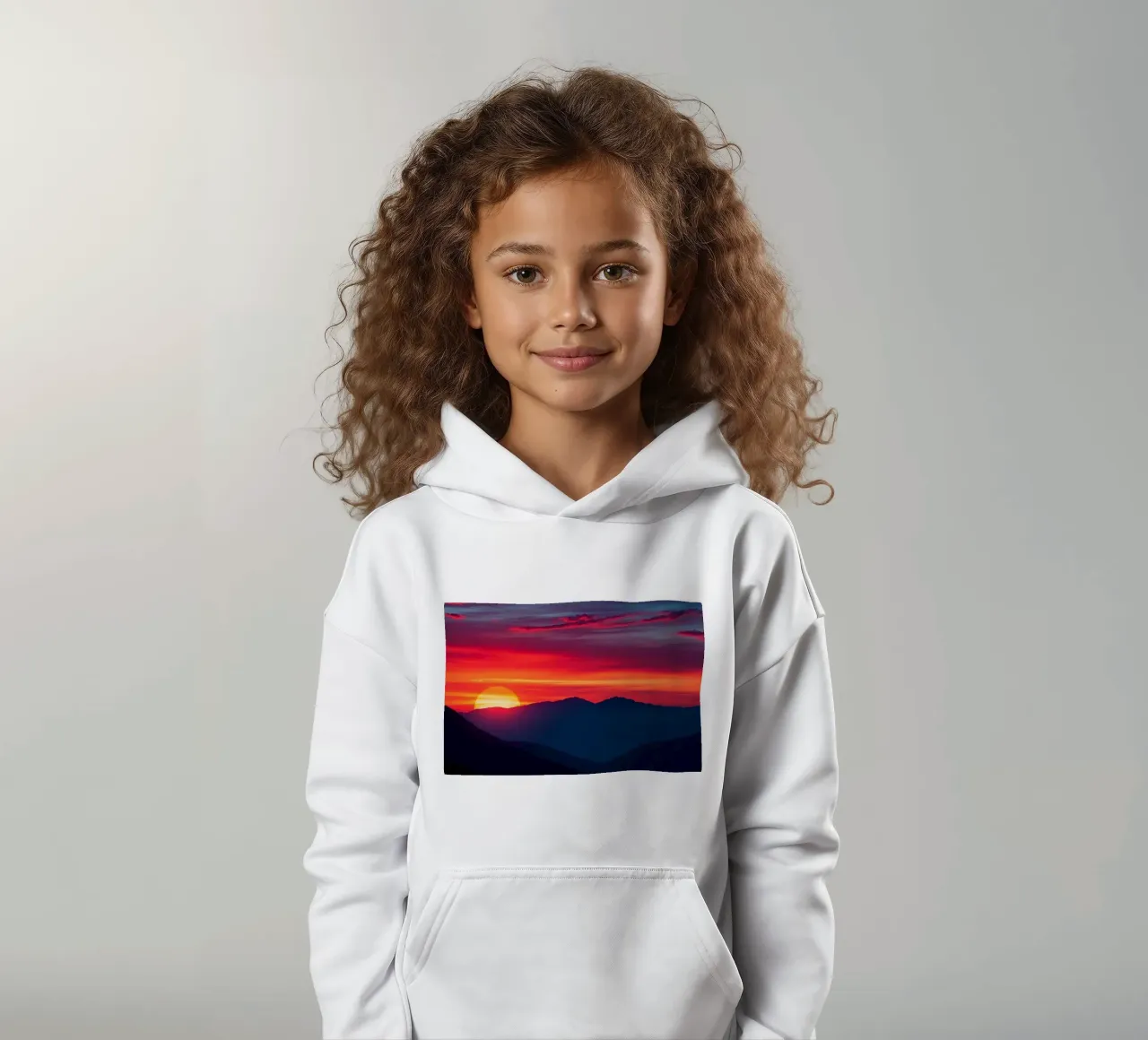 Coucher de soleil sur une chaîne de montagnes, nuages et scène tranquille sweat à capuche enfant de DesignDoodle