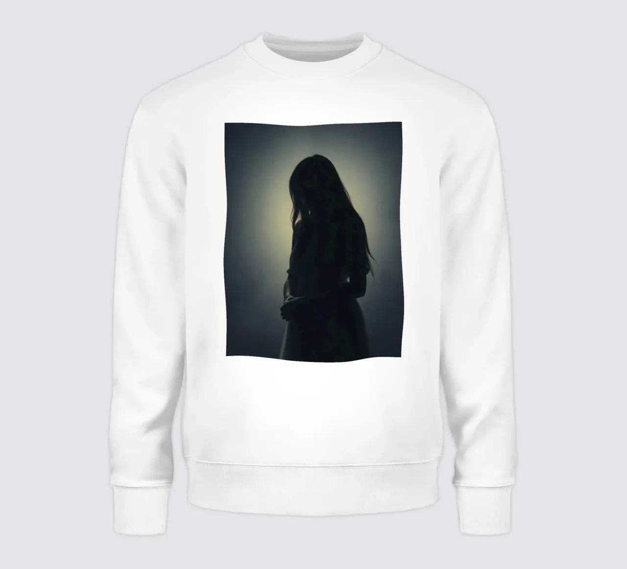 Silhouette di una donna con i capelli lunghi in un'atmosfera di luce soffusa. felpa da DesignDoodle