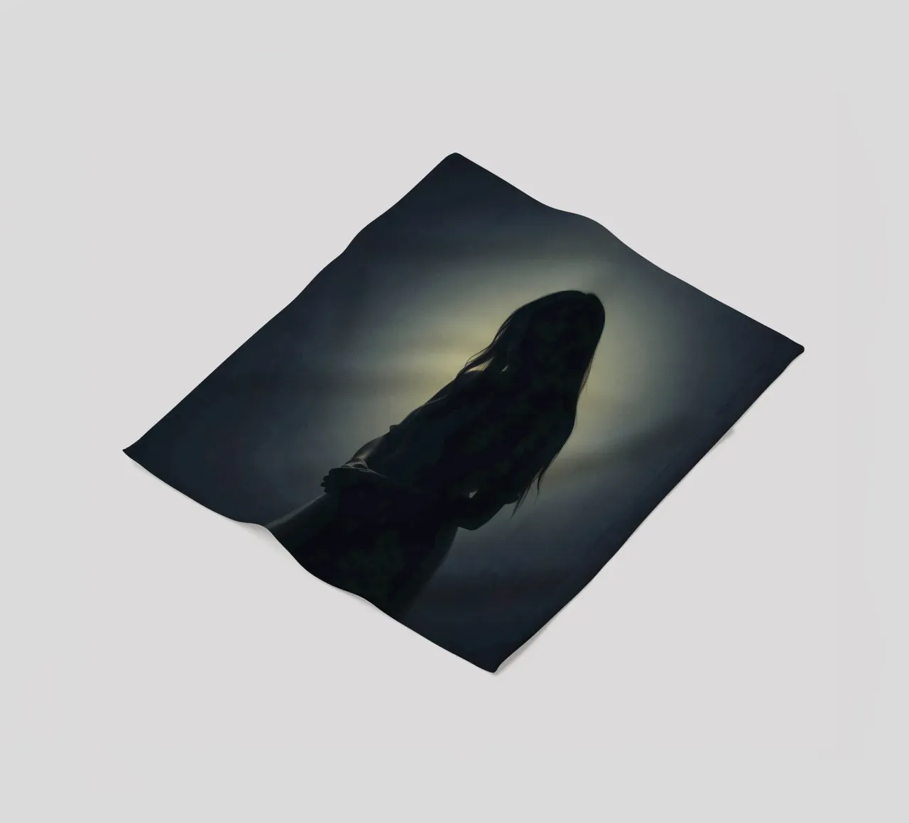 Silhouette di una donna con i capelli lunghi in un'atmosfera di luce soffusa. coperta in pile da DesignDoodle