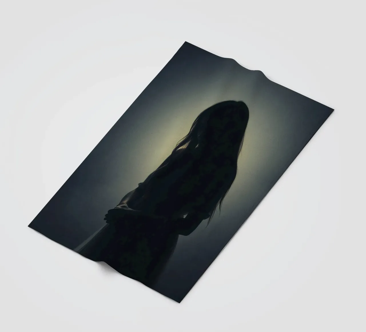 Silhouette di una donna con i capelli lunghi in un'atmosfera di luce soffusa. coperta in pile da DesignDoodle