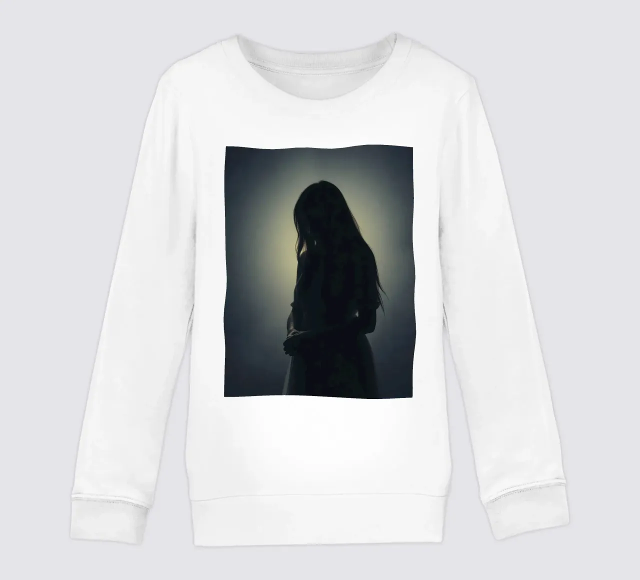 Silhouette di una donna con i capelli lunghi in un'atmosfera di luce soffusa. felpa bambino da DesignDoodle