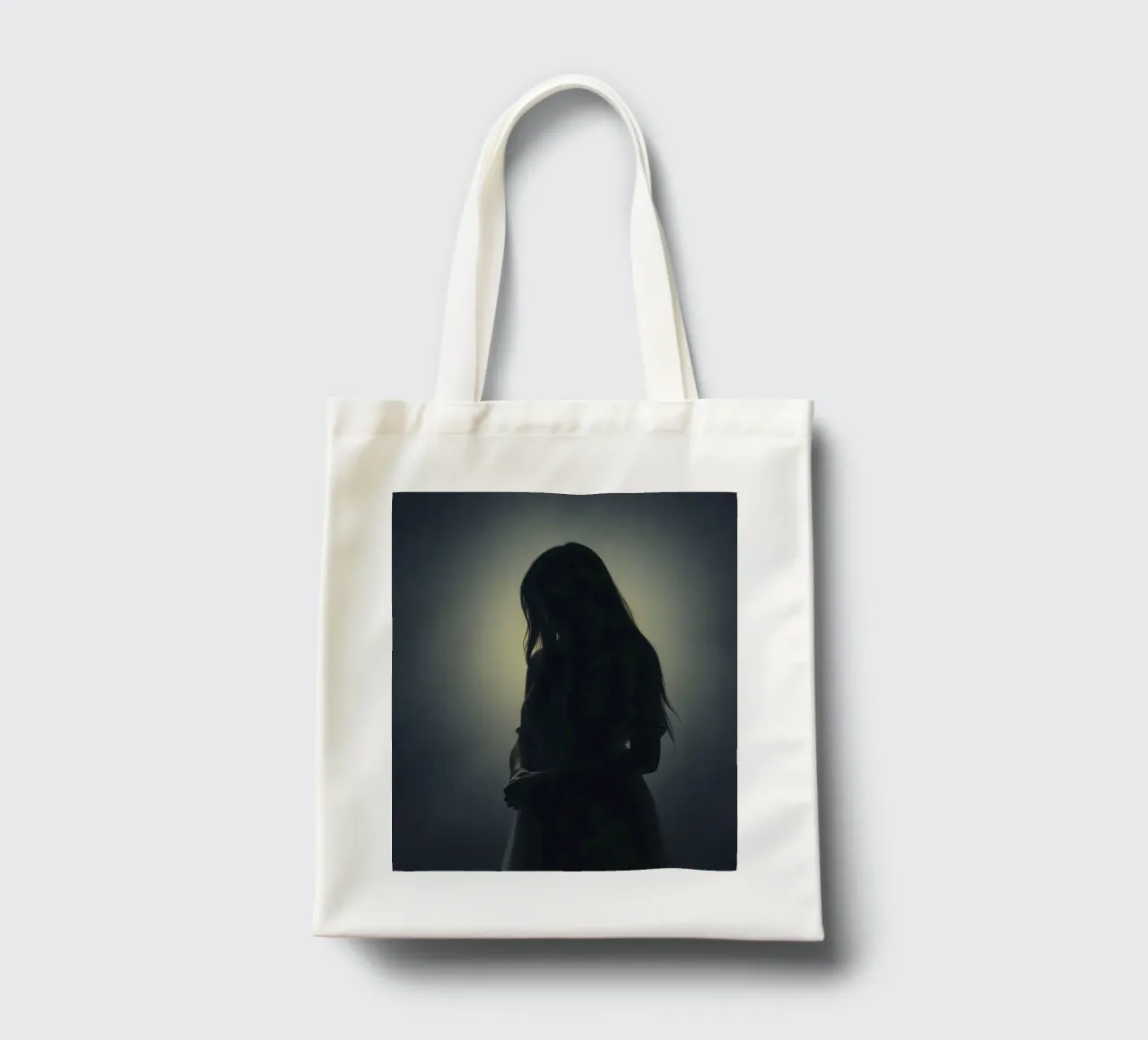 Silhouette di una donna con i capelli lunghi in un'atmosfera di luce soffusa. borsa in juta da DesignDoodle