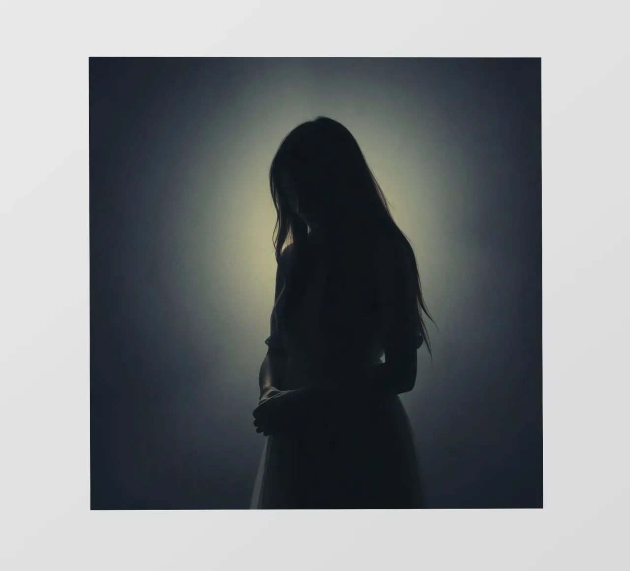 Silhouette di una donna con i capelli lunghi in un'atmosfera di luce soffusa. pellicola backlit da DesignDoodle