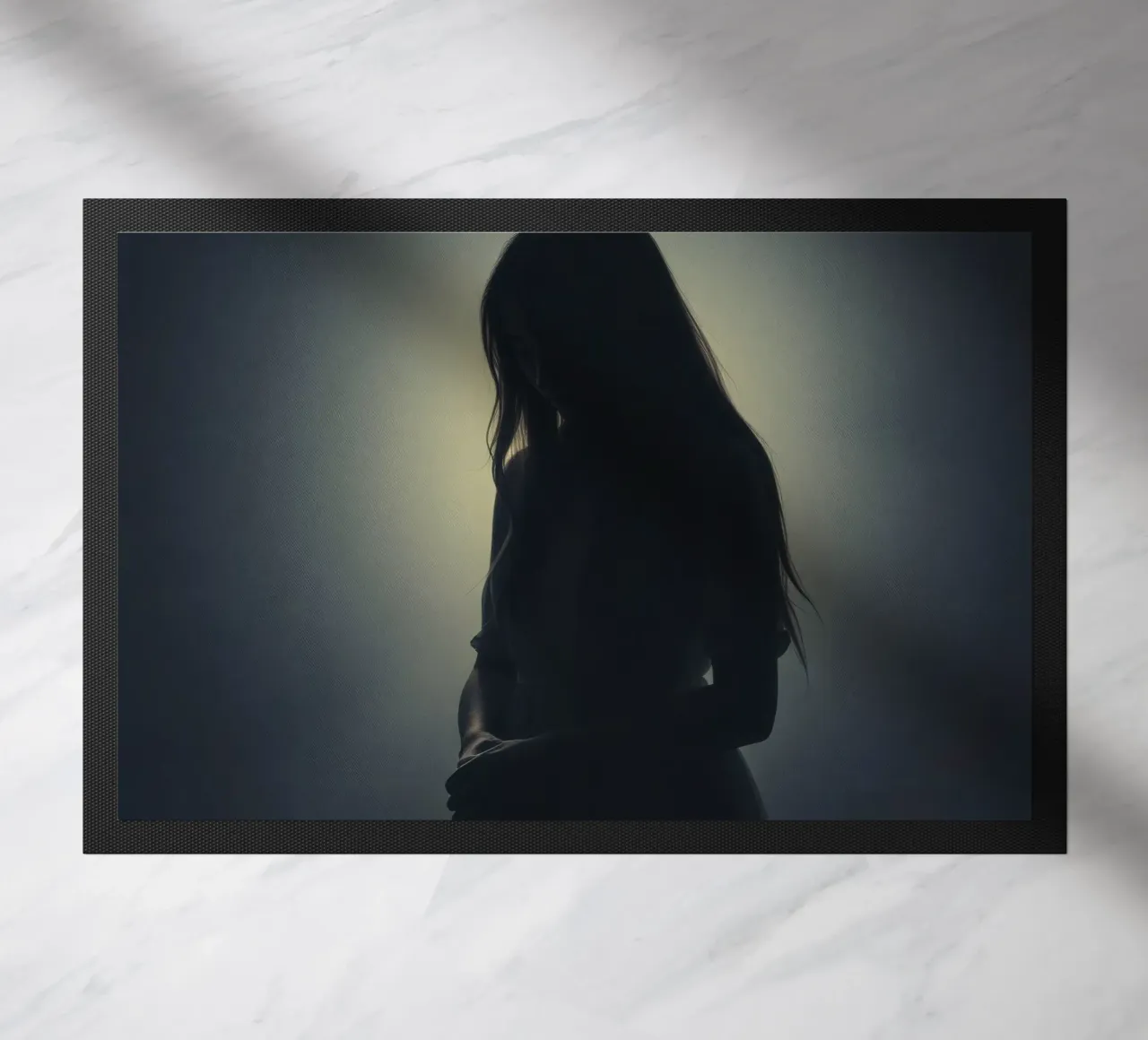 Silhouette di una donna con i capelli lunghi in un'atmosfera di luce soffusa. zerbino da DesignDoodle