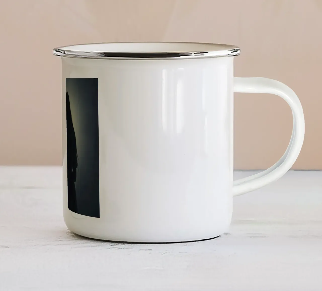 Silhouette di una donna con i capelli lunghi in un'atmosfera di luce soffusa. tazza in smalto da DesignDoodle