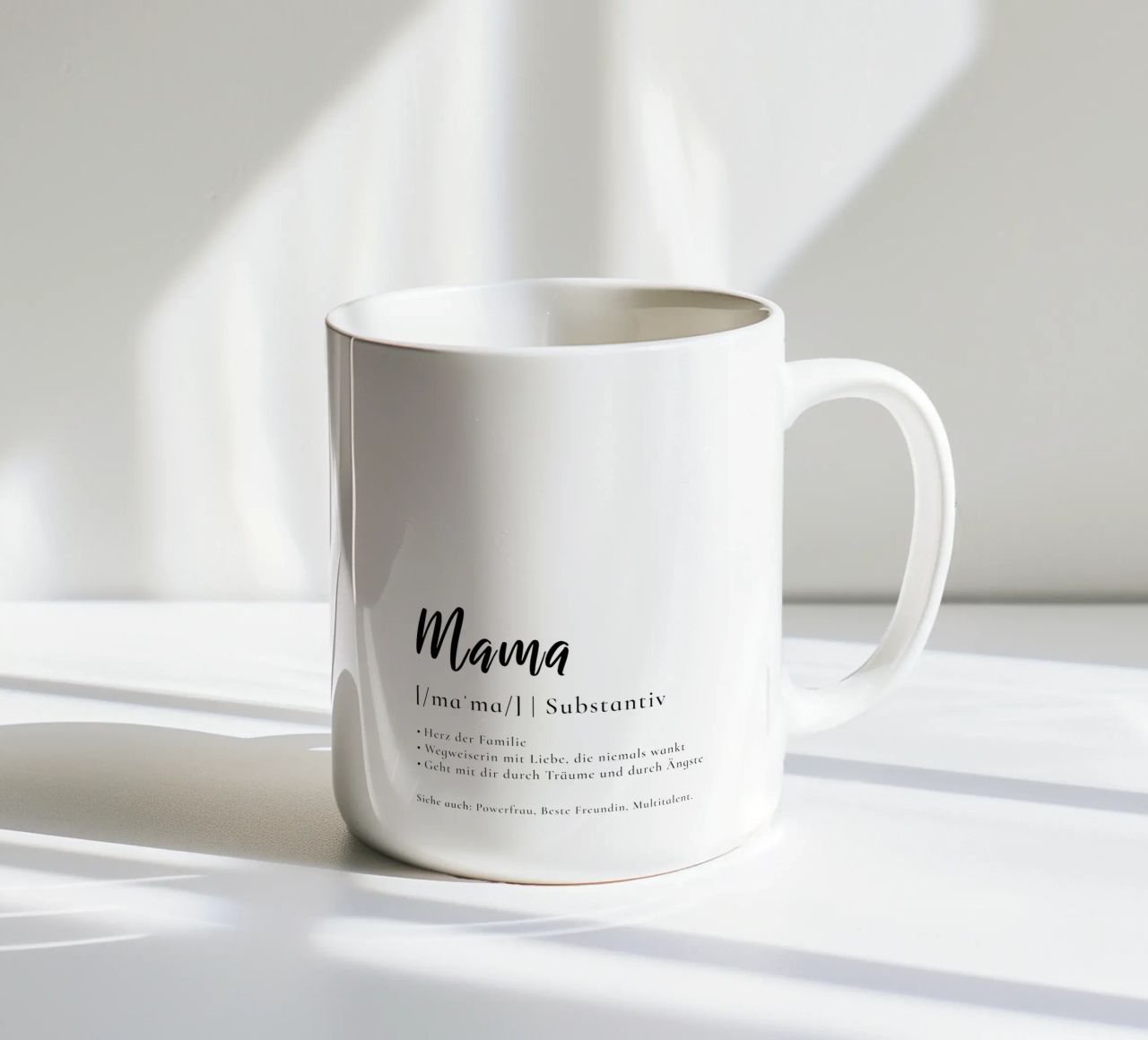 Mama - Definition Muttertag Geschenk tazza in ceramica da Typo Designs