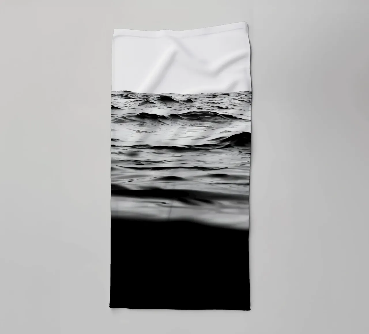 Schwarzmeer-Horizont Handtuch von Moon  Bloom