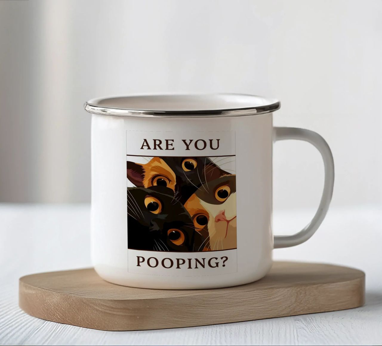 meme del gatto che fa la cacca tazza in smalto da Margaret Marie Ostrout