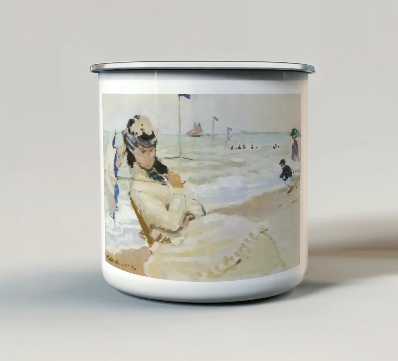Camille sulla spiaggia di Trouville (1870) di Claude Monet tazza in smalto da Monet Art Prints