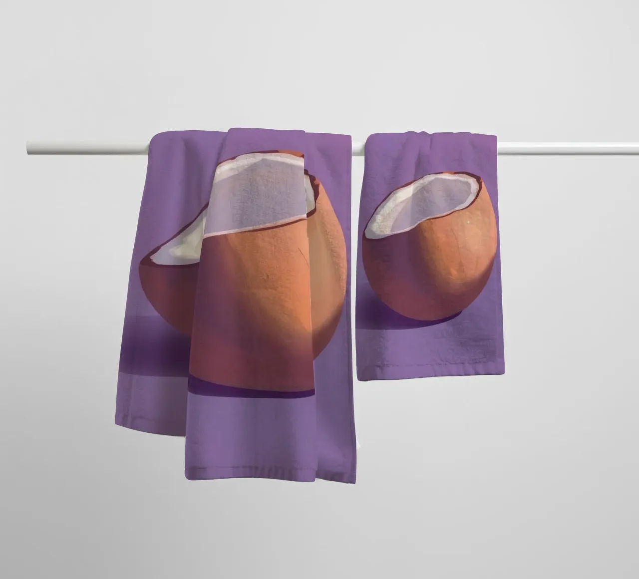 Moitié de noix de coco reposant sur un fond violet minimaliste serviette de bain de DesignDoodle