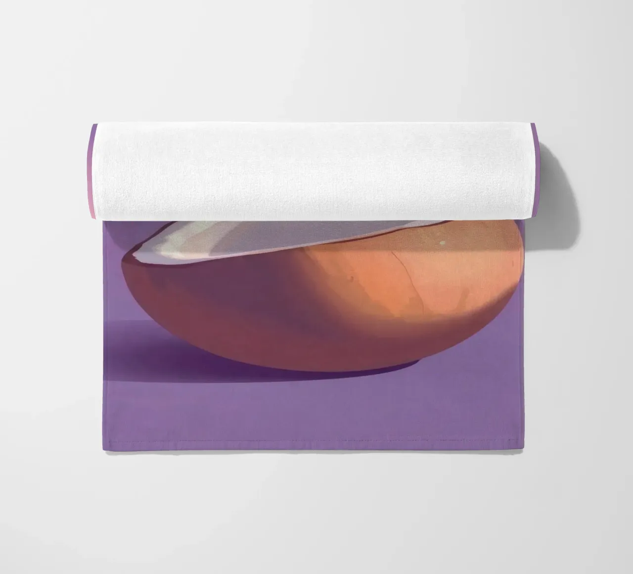 Moitié de noix de coco reposant sur un fond violet minimaliste serviette de plage de DesignDoodle